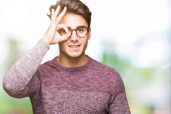 Joven Hombre Guapo Con Gafas Sobre Fondo Aislado Haciendo Buen —  Fotos de Stock