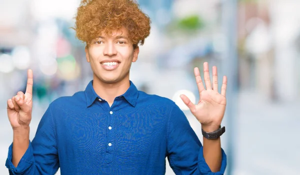 Mladý Pohledný Elegantní Muž Vlasy Afro Ukazující Prsty Číslo Šest — Stock fotografie