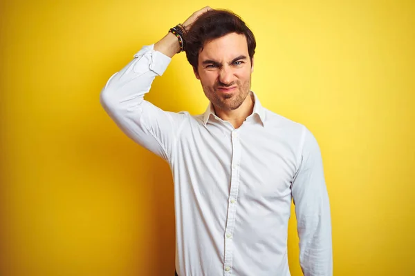 Jovem Empresário Bonito Vestindo Camisa Elegante Sobre Fundo Amarelo Isolado — Fotografia de Stock