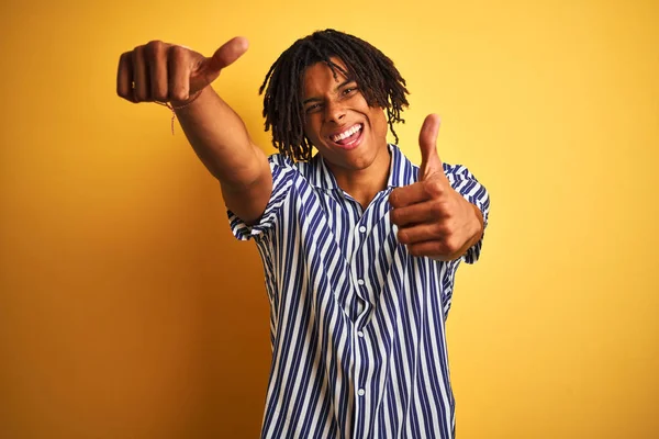 Homem Afro Com Dreadlocks Vestindo Shirt Listrada Casual Sobre Fundo — Fotografia de Stock