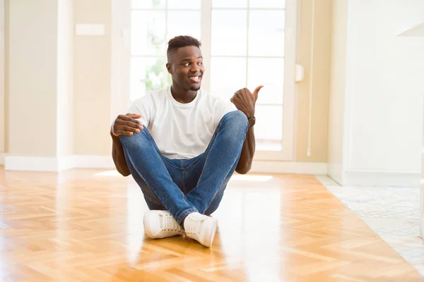 Knappe Afro Amerikaanse Man Zittend Vloer Thuis Glimlachend Met Gelukkig — Stockfoto