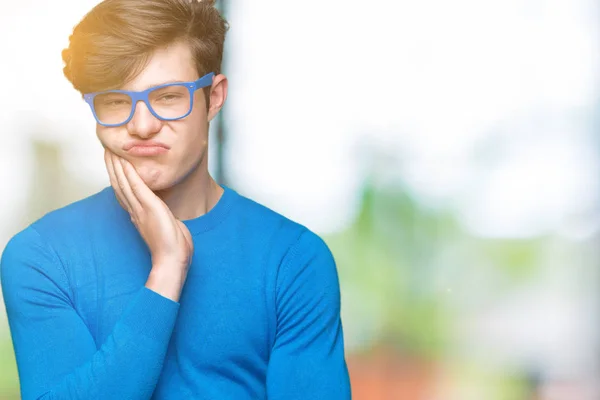 Młody Przystojny Mężczyzna Okularach Niebieski Patrząc Myślenia Białym Tle Zmęczony — Zdjęcie stockowe