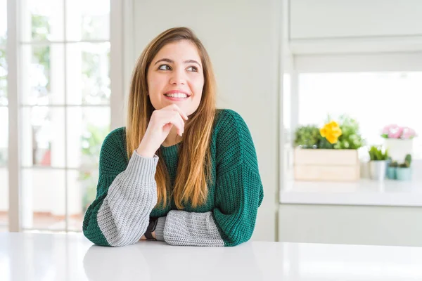 Ung Vacker Size Kvinna Klädd Casual Randig Tröja Med Hand — Stockfoto