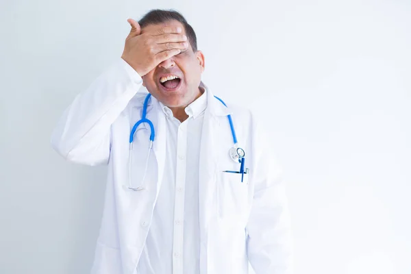 Medico Uomo Mezza Età Che Indossa Stetoscopio Cappotto Medico Sfondo — Foto Stock