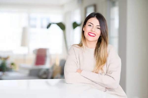 Mujer Hermosa Joven Vistiendo Suéter Invierno Casa Cara Feliz Sonriendo — Foto de Stock