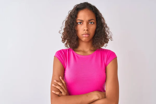 Mujer Brasileña Joven Con Camiseta Rosa Pie Sobre Fondo Blanco —  Fotos de Stock