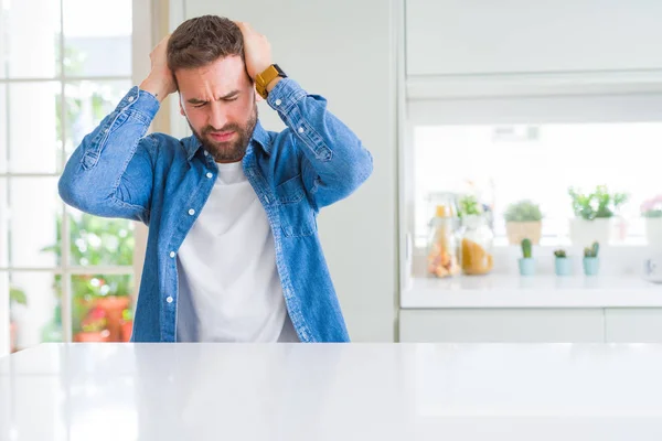 Bonito Homem Casa Sofrendo Dor Cabeça Desesperada Estressada Porque Dor — Fotografia de Stock