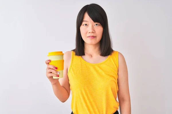 Νέα Όμορφη Κινεζική Γυναίκα Πόσιμο Πάρει Μακριά Καφέ Πάνω Από — Φωτογραφία Αρχείου
