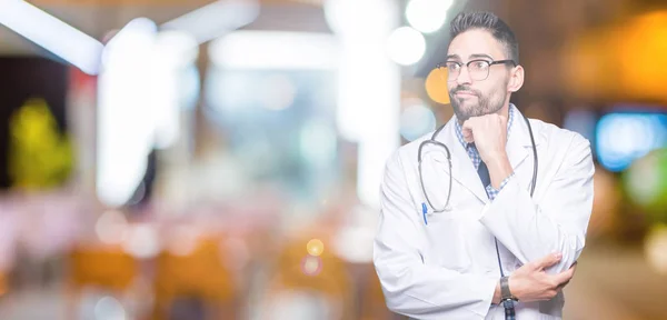 Guapo Joven Médico Sobre Fondo Aislado Con Mano Barbilla Pensando — Foto de Stock