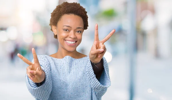 Joven Mujer Afroamericana Hermosa Vistiendo Suéter Sobre Fondo Aislado Sonriendo —  Fotos de Stock