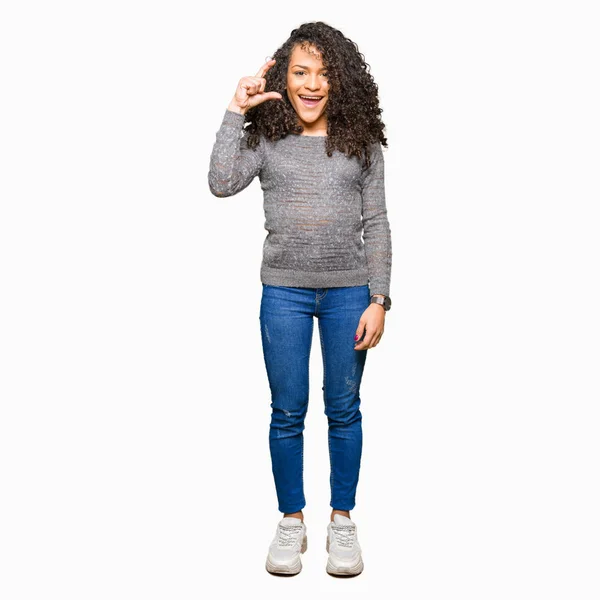 Joven Hermosa Mujer Con Pelo Rizado Usando Suéter Gris Sonriendo —  Fotos de Stock
