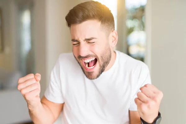 Homem Bonito Jovem Vestindo Camiseta Branca Casual Casa Muito Feliz — Fotografia de Stock