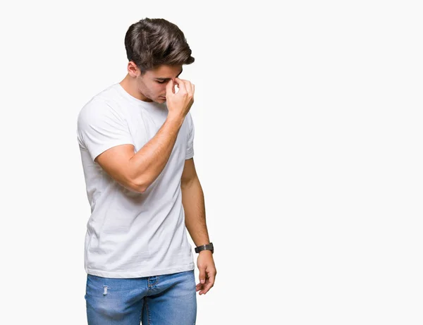 Jonge Knappe Man Dragen Witte Shirt Geïsoleerde Achtergrond Moe Wrijven — Stockfoto