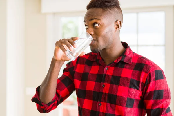 Junger Afrikanisch Amerikanischer Mann Trinkt Ein Frisches Glas Wasser — Stockfoto