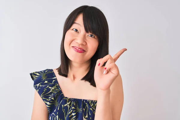 Ung Vacker Kinesisk Kvinna Klädd Sommar Blommig Shirt Över Isolerad — Stockfoto
