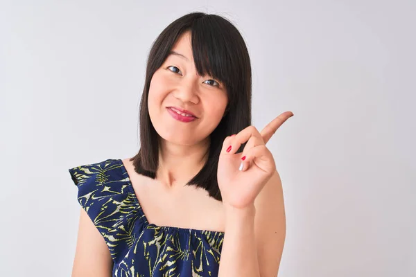 Jonge Mooie Chinese Vrouw Dragen Zomer Bloemen Shirt Geïsoleerde Witte — Stockfoto