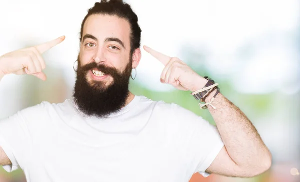 Junger Hipster Mit Langen Haaren Und Bart Lässig Weißes Shirt — Stockfoto