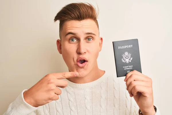 Młody Przystojny Mężczyzna Trzyma Usa Paszport Stanów Zjednoczonych Białym Tle — Zdjęcie stockowe