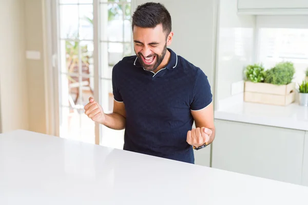 Bello Ispanico Uomo Casa Molto Felice Eccitato Facendo Gesto Vincitore — Foto Stock