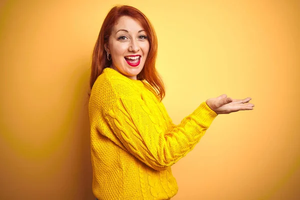 Hermosa Mujer Pelirroja Vistiendo Suéter Invierno Pie Sobre Fondo Amarillo — Foto de Stock