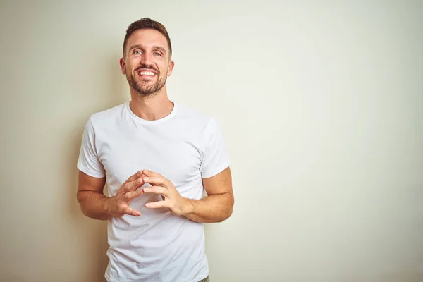 Der Junge Gutaussehende Mann Trägt Legeres Weißes Shirt Über Isolierten — Stockfoto