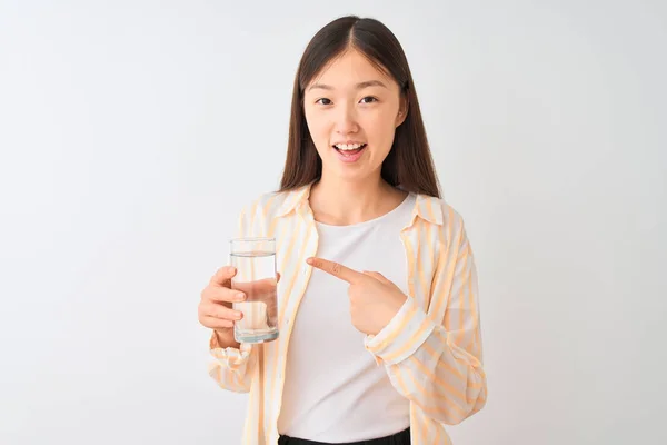 Νεαρή Κινεζική Γυναίκα Φορώντας Γυαλιά Πίνοντας Ποτήρι Νερό Πάνω Από — Φωτογραφία Αρχείου