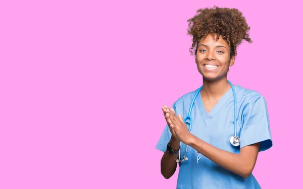 Joven Mujer Médica Afroamericana Sobre Fondo Aislado Aplaudiendo Aplaudiendo Felices — Foto de Stock
