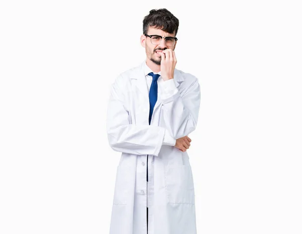 Giovane Scienziato Professionista Uomo Indossa Cappotto Bianco Sfondo Isolato Cercando — Foto Stock