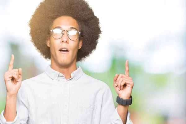 Unga Afroamerikanska Man Med Afro Hår Glasögon Förvånad Och Överraskad — Stockfoto