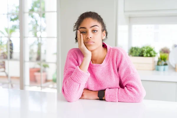 Schöne Afrikanisch Amerikanische Frau Mit Afro Haaren Trägt Lässig Rosa — Stockfoto