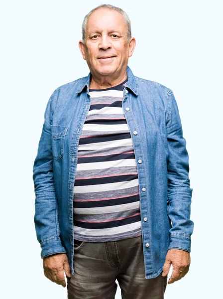 Knappe Senior Man Draagt Denim Jasje Met Serieuze Uitdrukking Het — Stockfoto