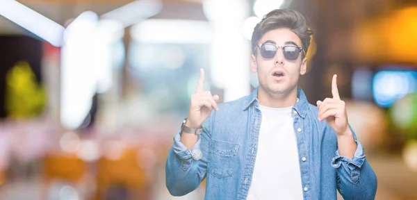 Joven Hombre Guapo Con Gafas Sol Sobre Fondo Aislado Asombrado —  Fotos de Stock