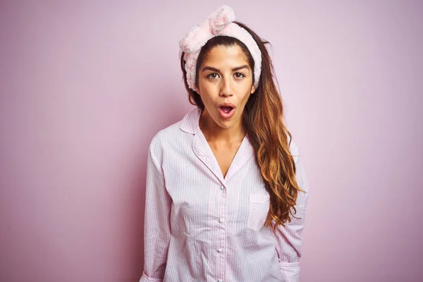 Joven Hermosa Mujer Usando Pijama Pie Sobre Rosa Aislado Fondo — Foto de Stock