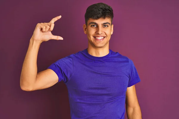 Homem Indiano Jovem Vestindo Camiseta Sobre Fundo Roxo Isolado Sorrindo — Fotografia de Stock