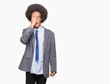 Afro saçlı gözlüklü genç Afro-Amerikalı iş adamı Yawning yarım yüz, göz ve ağız el ile kapsayan yorgun. Acı yüzü acıyor.