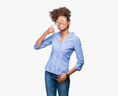 Güzel genç Afro-Amerikan iş kadını yapıyor gülümseyen izole arka plan üzerinde telefon hareketi ile el ve parmak telefonda konuşuyor gibi. Kavramları iletişim.