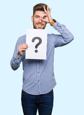 Mutlu yüz el parmaklarının arasından seyir göz üzerinde ok işaretiyle yapıyor gülümseyen ile soru işareti ile kağıt tutan genç yakışıklı adam