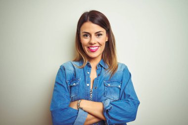 Genç güzel kadın izole arka plan mutlu yüz üzerinde kameraya bakarak çapraz kolları ile gülümseyerek ayakta. Pozitif kişi.