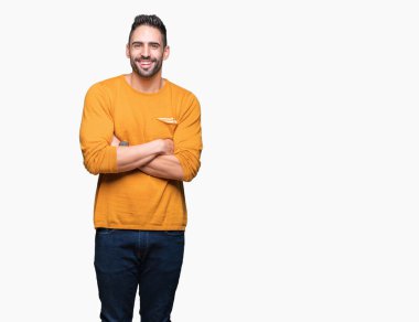 İzole arka plan mutlu yüz çapraz silah kameraya bakarak ile gülümseyen genç yakışıklı adam. Olumlu bir kişi.