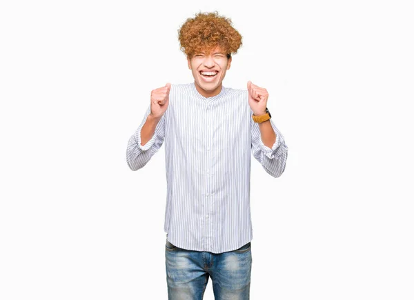Mladý Pohledný Obchodní Muž Oblečenou Elegantní Košilí Vzrušený Pro Úspěch — Stock fotografie