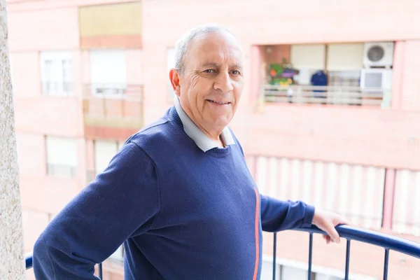 Bonito Homem Meia Idade Sênior Sorrindo Alegre Feliz Positivo Pela — Fotografia de Stock