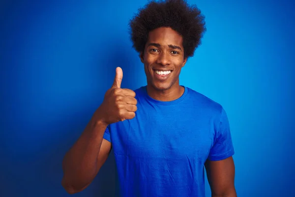 Hombre Afroamericano Con Pelo Afro Vistiendo Camiseta Pie Sobre Fondo —  Fotos de Stock