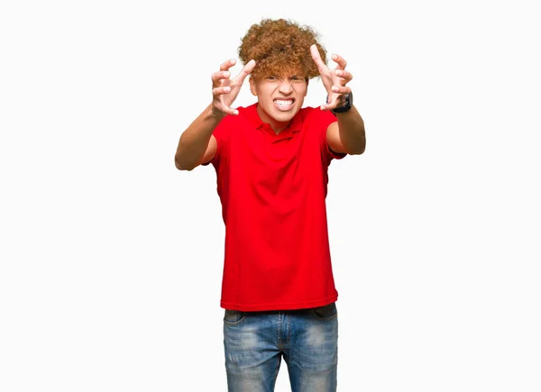 Jovem Homem Bonito Com Cabelo Afro Vestindo Camiseta Vermelha Grito — Fotografia de Stock