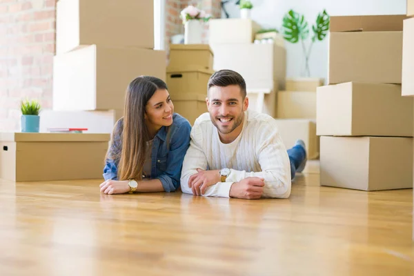 Joven Hermosa Pareja Tumbada Suelo Nueva Casa Sonriendo Amor Muy — Foto de Stock