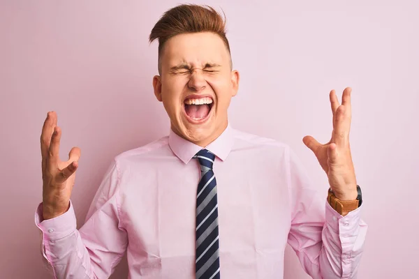 Junger Gutaussehender Geschäftsmann Hemd Und Krawatte Der Vor Isoliertem Rosafarbenem — Stockfoto