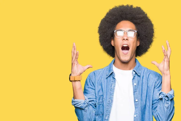 Jovem Afro Americano Com Cabelo Afro Usando Óculos Loucos Loucos — Fotografia de Stock