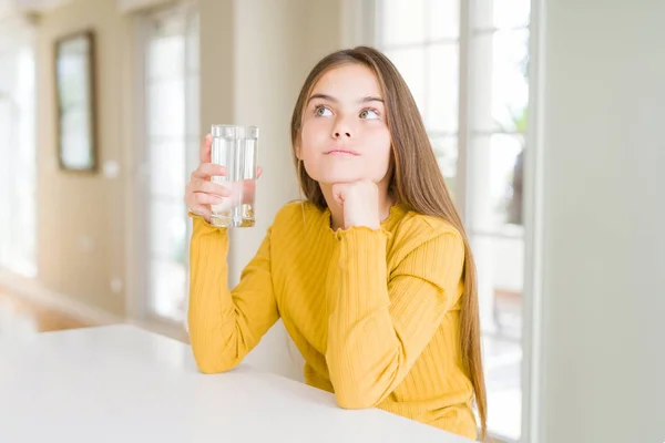 Vacker Ung Flicka Unge Dricker Ett Färskt Glas Vatten Allvarligt — Stockfoto