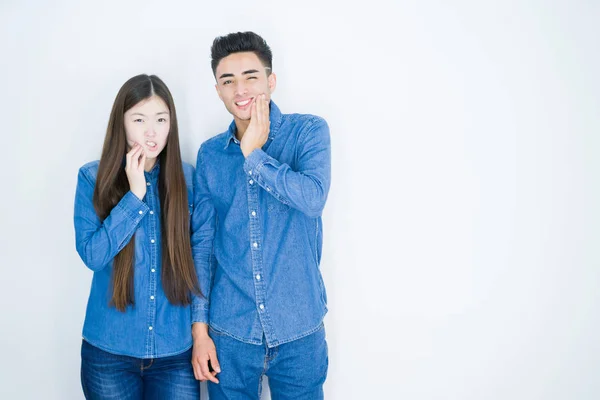 Piękna Młoda Azjatycka Para Białym Tle Dotykając Usta Ręką Bolesną — Zdjęcie stockowe