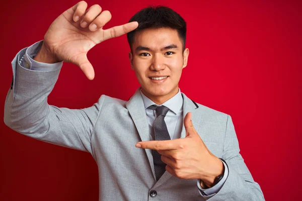 Ázsiai Kínai Üzletember Visel Szürke Kabát Nyakkendő Állva Elszigetelt Piros — Stock Fotó