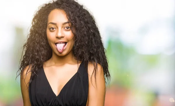 Menina Bonita Nova Com Cabelo Encaracolado Vestindo Saia Moda Furar — Fotografia de Stock